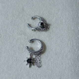 Piercing cartílago estrella negra y cadena