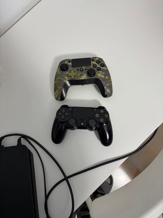 PS4 (PlayStation 4) Negra + 2 Mandos