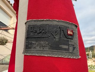 2 Chaquetas de esquí rojas y grises