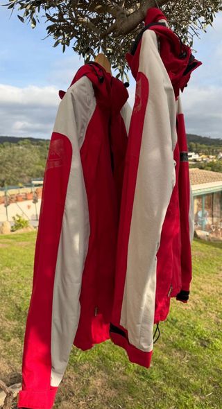 2 Chaquetas de esquí rojas y grises