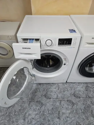 Lavadora Samsung Blanca de 9 kilos.