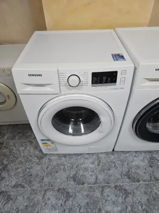 Lavadora Samsung Blanca de 9 kilos.
