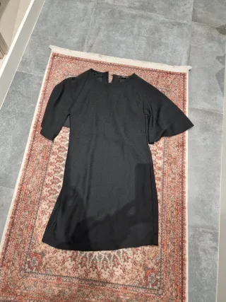 Vestido largo verde con detalles dorados