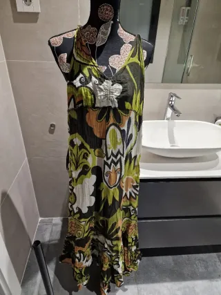 Vestido largo verde con detalles dorados