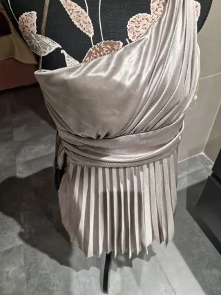 Vestido largo verde con detalles dorados