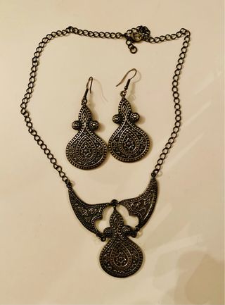 Conjunto collar y pendientes estilo étnico