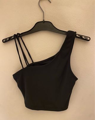 Top asimétrico negro con tirantes