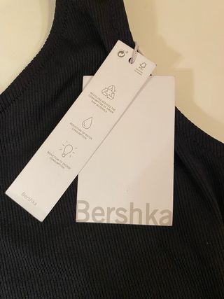 Top asimétrico negro con tirantes