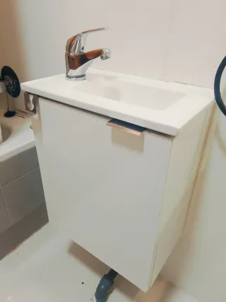 Lavabo pequeño+grifo+ armario flotante+ Espejo 5€+