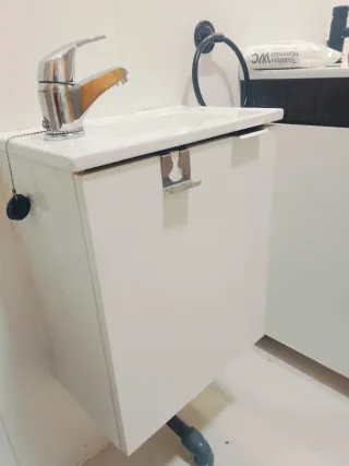 Lavabo pequeño+grifo+ armario flotante+ Espejo 5€+