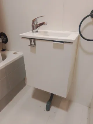 Lavabo pequeño+grifo+ armario flotante+ Espejo 5€+