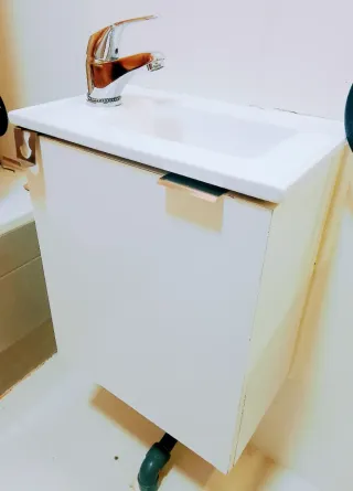 Lavabo pequeño+grifo+ armario flotante+ Espejo 5€+