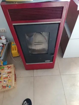 Estufa de pellets roja