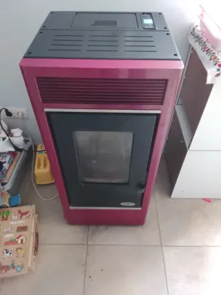 Estufa de pellets roja