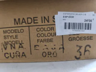 Espardeñas doradas con lazos y un poquito de cuña