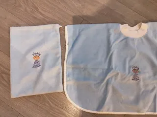 Babero grande azul con corchetes