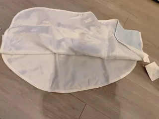 Babero grande azul con corchetes