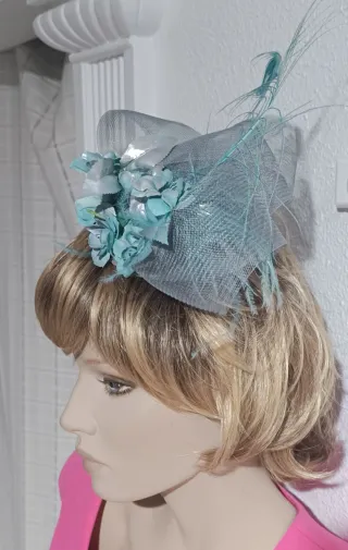 Tocado grande señora eventos plata y verde azulado