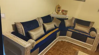 Sofá modular azul y dorado