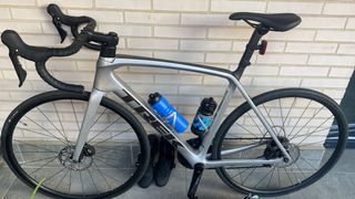 Bicicleta Trek de carretera gris