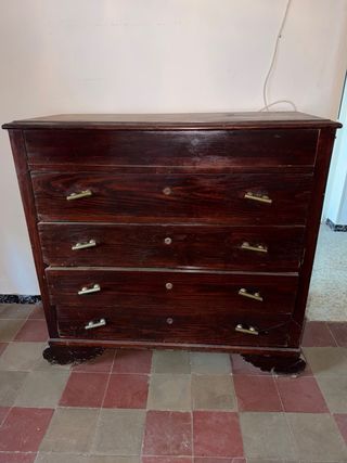 Cómoda de madera oscura