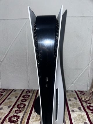 PlayStation 5 con mando y cables, en buen estado