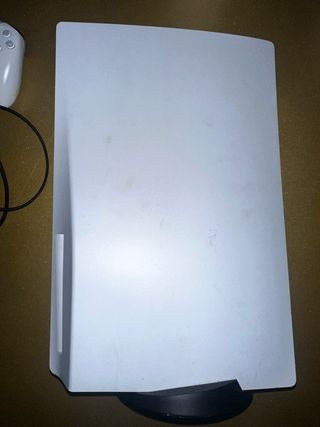 PlayStation 5 con mando y cables, en buen estado