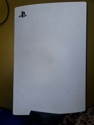 PlayStation 5 con mando y cables, en buen estado