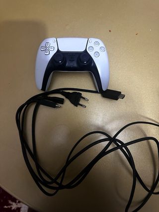 PlayStation 5 con mando y cables, en buen estado