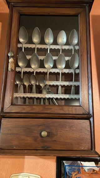 Armario vitrina con juego de cucharas de alpaca