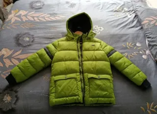 Abrigo acolchado verde con capucha