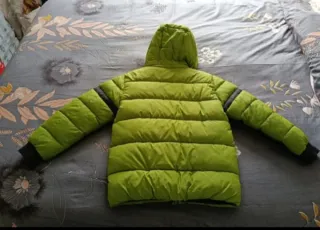 Abrigo acolchado verde con capucha