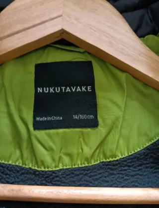 Abrigo acolchado verde con capucha