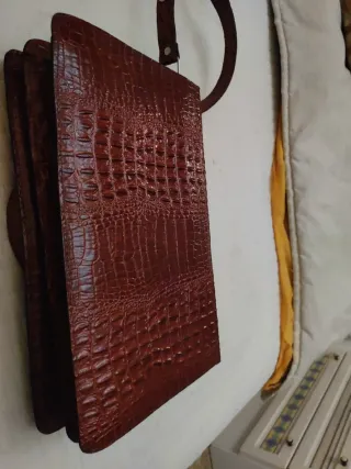 Bolso de piel marrón, usado una vez