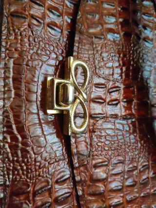 Bolso de piel marrón, usado una vez