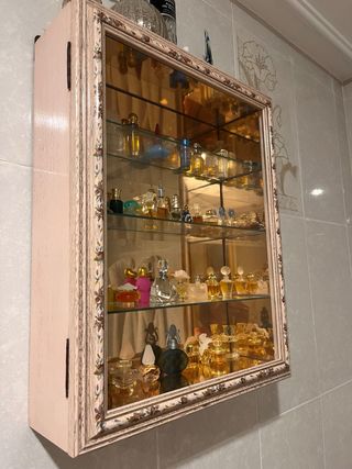 Armadio espositore per miniature di profumi
