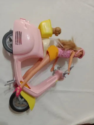 Barbie Motera con Moto Rosa y Amarilla
