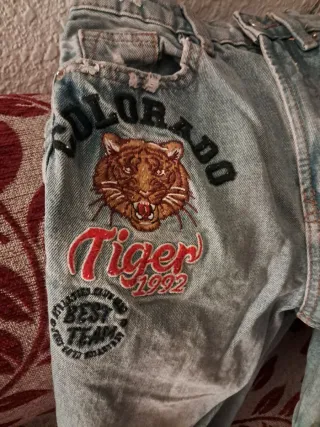 Pantalón vaquero azul con parches Talla 34