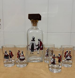 Botella y 5 vasos antiguos con figuras