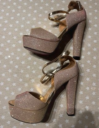 Zapatos de fiesta dorados y rosas con tacón