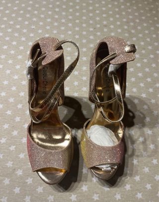 Zapatos de fiesta dorados y rosas con tacón