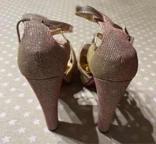 Zapatos de fiesta dorados y rosas con tacón
