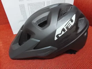 Lote Casco MET Maillot Santini y Pedales bicicleta