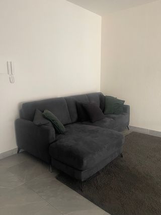 Divano angolare grigio in tessuto