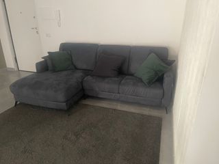 Divano angolare grigio in tessuto