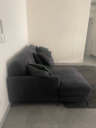 Divano angolare grigio in tessuto