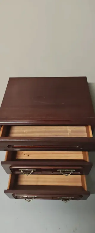 Nochero de madera oscura