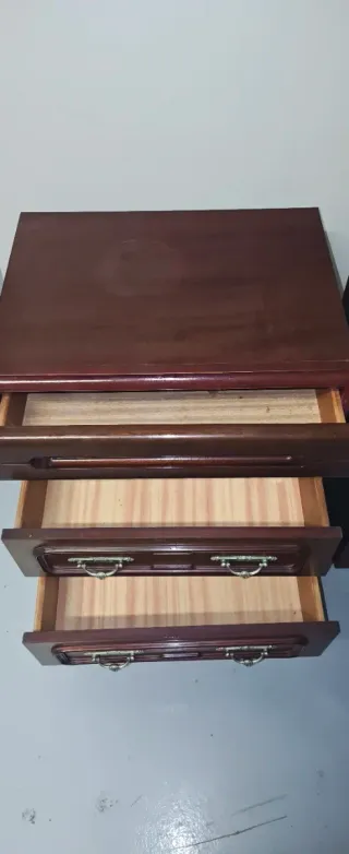 Nochero de madera oscura