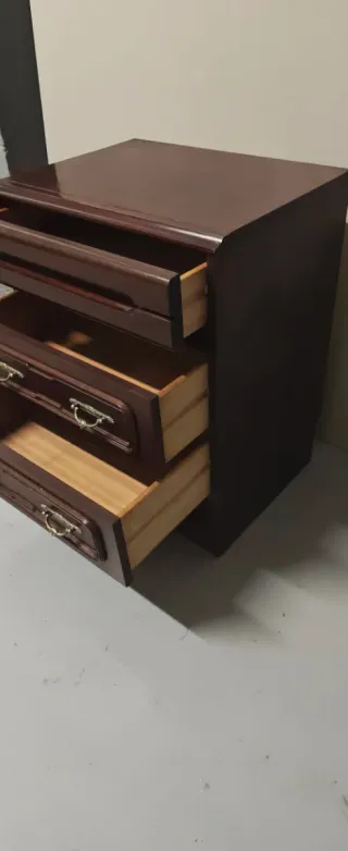 Nochero de madera oscura