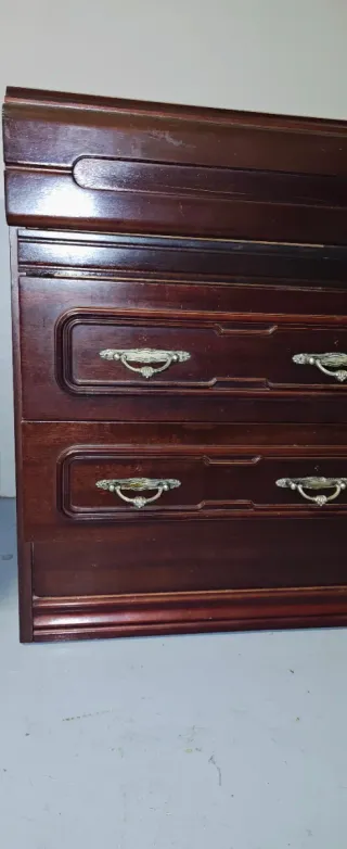 Nochero de madera oscura